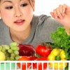 Mulher comprando frutas e legumes saudáveis para prevenir as celulites