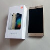 Redmi Note 3 ao lado de sua caixa